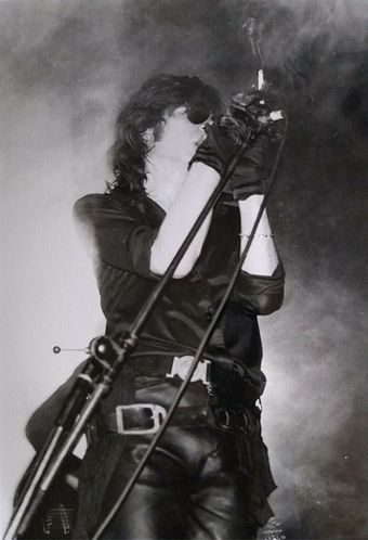 1984 05 05 Andrew Eldritch on stage 31-Oct-1984 at Lyceum London 2.jpg